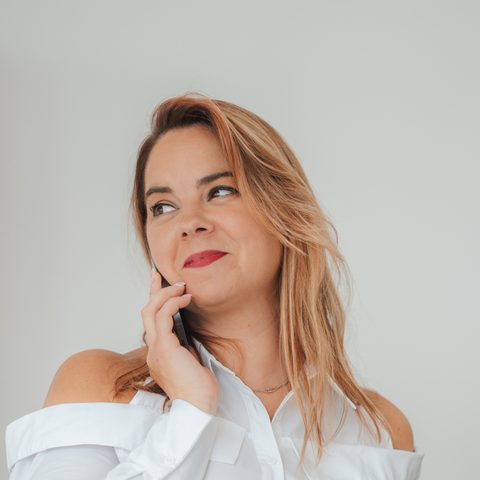 Julia Barańska rozmawia przez telefon